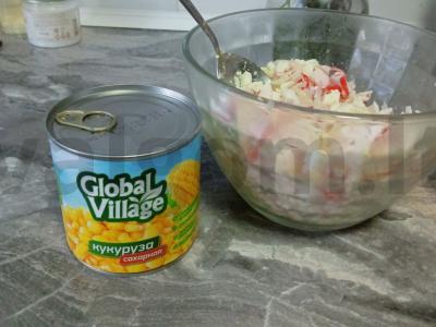 Lengvas salotas su krabų lazdelėmis Žingsnis 2