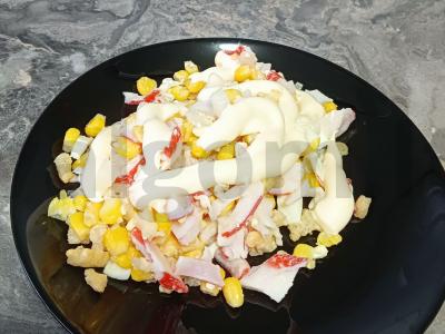 Lengvas salotas su krabų lazdelėmis Žingsnis 3