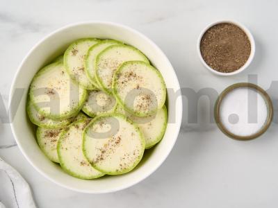 Kepti cukinijos be miltų Žingsnis 2