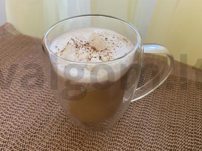 Kava užvirta arbatinuke su ledais ir muskato riešutu pagrindine nuotrauka