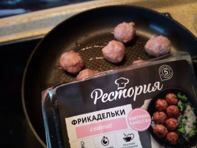 Spagečiai su mėsos kukuliais pomidorų-grietinės padaže Žingsnis 1