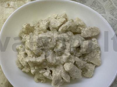 Vištiena grietinėje pietums pagrindine nuotrauka