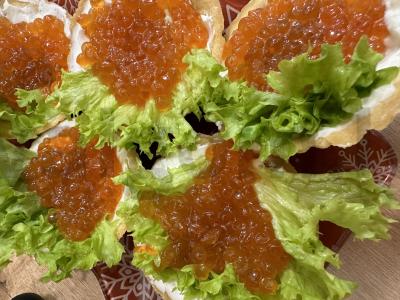 Užkandis su raudonąja ikra tartaletėse pagrindine nuotrauka