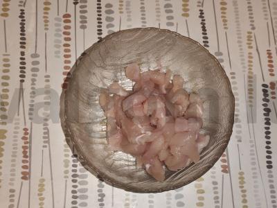 Lengvas salotas su vištienos filė ir salierų lapais Žingsnis 1