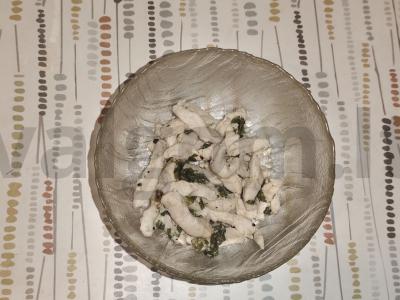 Lengvas salotas su vištienos filė ir salierų lapais Žingsnis 4