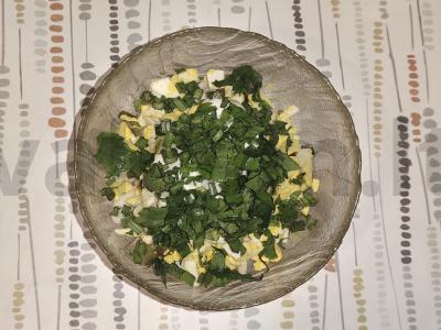 Lengvas salotas su vištienos filė ir salierų lapais pagrindine nuotrauka