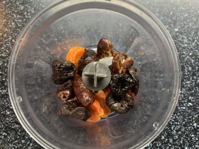 Šokoladiniai saldainiai su džiovintais vaisiais arbatai Žingsnis 2