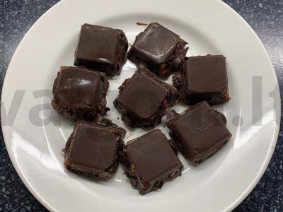 Šokoladiniai saldainiai su džiovintais vaisiais arbatai pagrindine nuotrauka