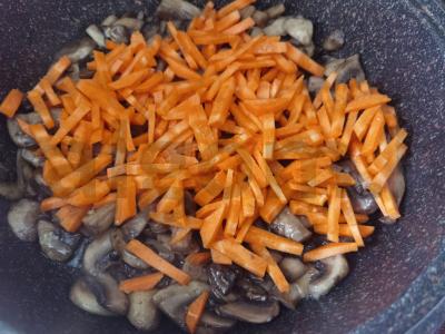 Vištienos kepenėlės su grybais Žingsnis 5