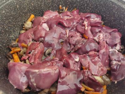 Vištienos kepenėlės su grybais Žingsnis 6