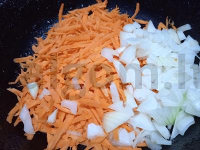 Troškinti vištienos širdelės su daržovėmis ir grietine Žingsnis 1