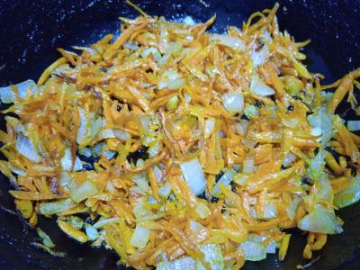 Troškinti vištienos širdelės su daržovėmis ir grietine Žingsnis 2