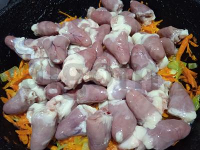 Troškinti vištienos širdelės su daržovėmis ir grietine Žingsnis 3