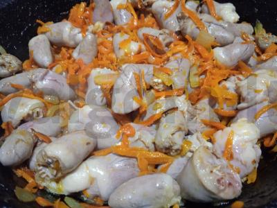 Troškinti vištienos širdelės su daržovėmis ir grietine Žingsnis 4