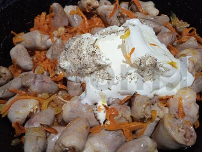 Troškinti vištienos širdelės su daržovėmis ir grietine Žingsnis 6