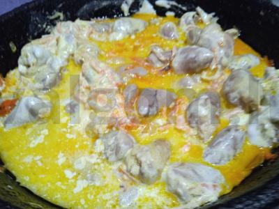 Troškinti vištienos širdelės su daržovėmis ir grietine Žingsnis 7