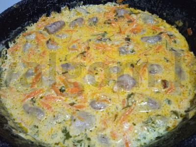 Troškinti vištienos širdelės su daržovėmis ir grietine Žingsnis 9