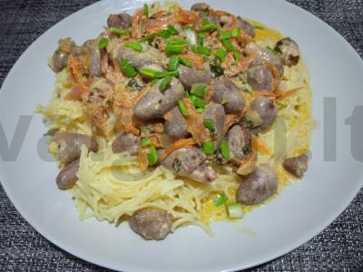 Troškinti vištienos širdelės su daržovėmis ir grietine pagrindine nuotrauka