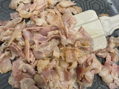 Beko, pomidorų ir skrudintų duonos kubelių salotos Žingsnis 1