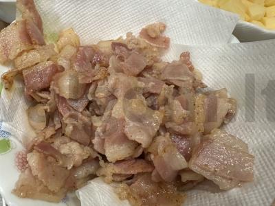 Beko, pomidorų ir skrudintų duonos kubelių salotos Žingsnis 2