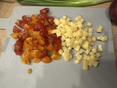 Beko, pomidorų ir skrudintų duonos kubelių salotos Žingsnis 3