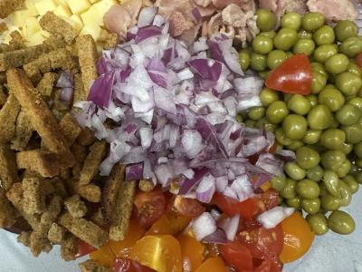 Beko, pomidorų ir skrudintų duonos kubelių salotos Žingsnis 4