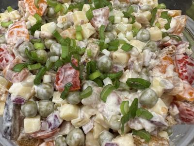 Beko, pomidorų ir skrudintų duonos kubelių salotos pagrindine nuotrauka