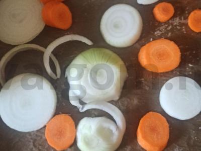 Aviena orkaitėje ant svogūnų pagalvėlės su daržovėmis Žingsnis 1