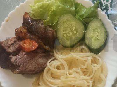 Aviena orkaitėje ant svogūnų pagalvėlės su daržovėmis pagrindine nuotrauka