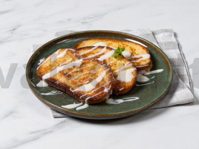 Saldžios skrudintos duonos riekelės pusryčiams pagrindine nuotrauka