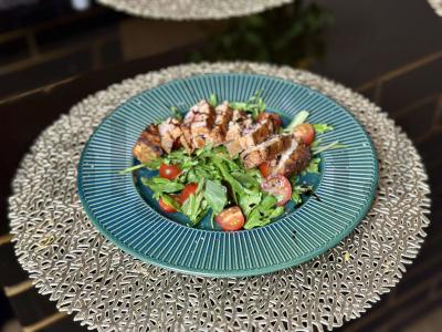 Salotas su keptu tunu ir rukola pagrindine nuotrauka