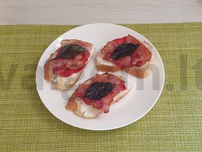 Sumuštiniai su kreminiu sūriu ir bekonu pagrindine nuotrauka