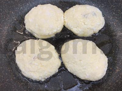 Varškėčiai su braškių džemu ir grietinės padažu Žingsnis 5