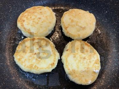 Varškėčiai su braškių džemu ir grietinės padažu Žingsnis 6