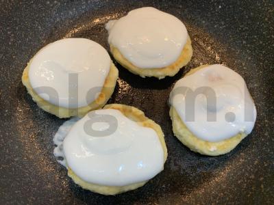 Varškėčiai su braškių džemu ir grietinės padažu Žingsnis 8