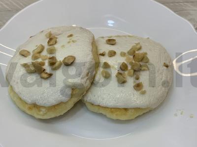 Varškėčiai su braškių džemu ir grietinės padažu pagrindine nuotrauka