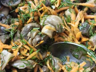 Marinuoti pievagrybiai su morkomis Žingsnis 10