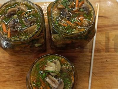 Marinuoti pievagrybiai su morkomis pagrindine nuotrauka