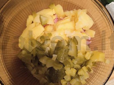 Olivje salotas su kumpiu ir marinuotais agurkais Žingsnis 2