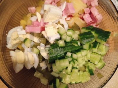 Olivje salotas su kumpiu ir marinuotais agurkais Žingsnis 3