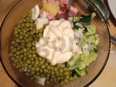 Olivje salotas su kumpiu ir marinuotais agurkais Žingsnis 5