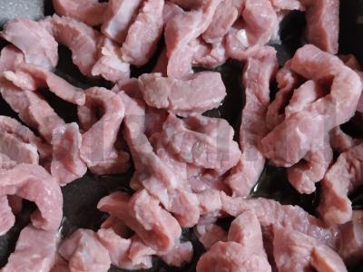 Befstroganovas su grietine ir šviežiais žalumynais Žingsnis 2