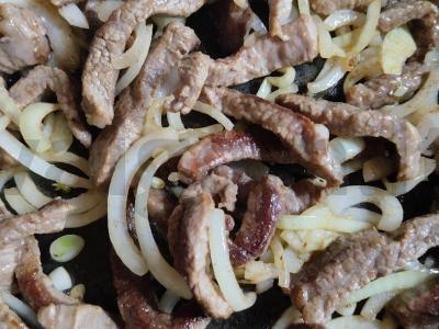 Befstroganovas su grietine ir šviežiais žalumynais Žingsnis 4