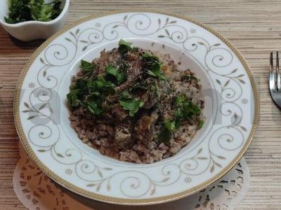 Befstroganovas su grietine ir šviežiais žalumynais pagrindine nuotrauka