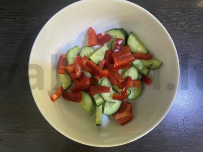 Daržovių salotas su raudonaisiais pupelėmis ir fetos sūriu Žingsnis 1