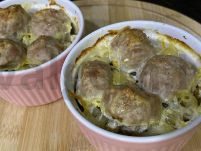 Vištienos kotletai su makaronais, kepti orkaitėje pagrindine nuotrauka