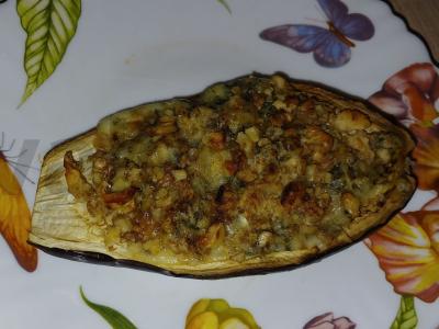 Baklažanas, įdarytas sūriu su mėlynuoju pelėsiu ir graikiniais riešutais pagrindine nuotrauka