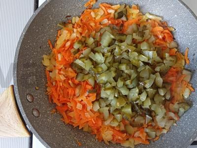 Marinuotų agurkų sriuba su perliniu miežiu vištienos sultinyje Žingsnis 4