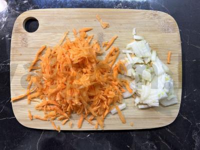 Makaronai su svogūnais ir morkomis Žingsnis 1