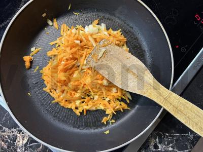 Makaronai su svogūnais ir morkomis Žingsnis 2